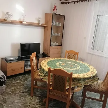 Andelo I Ruzica Apartmán Mundanije