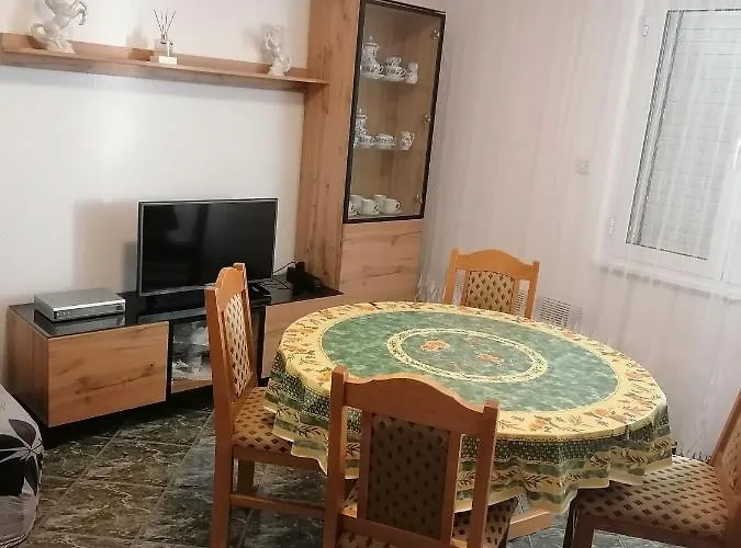 Andelo I Ruzica Apartment Mundanije