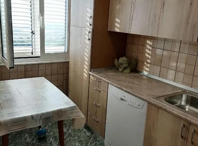 Andelo I Ruzica Apartment Mundanije