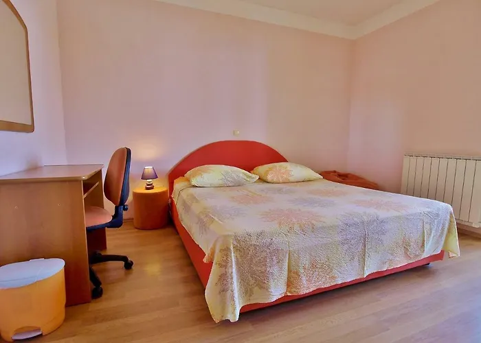 Andelo I Ruzica Apartment Mundanije