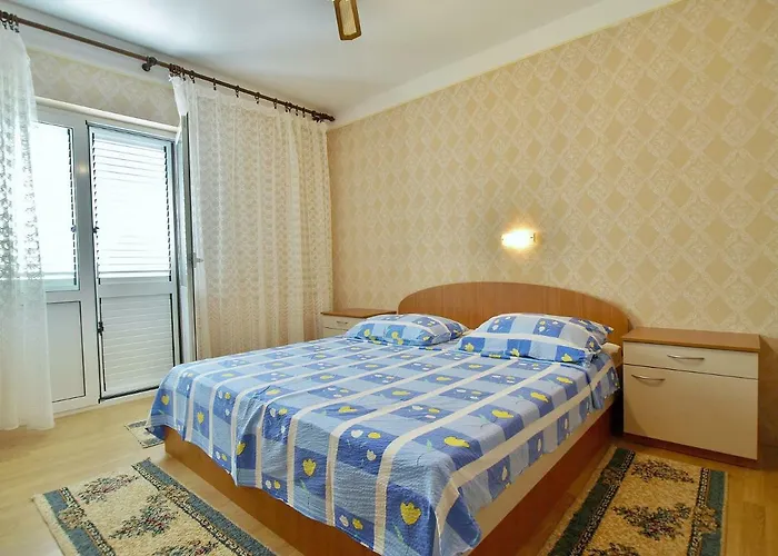 Andelo I Ruzica Apartment Mundanije