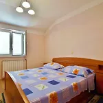 Andelo I Ruzica Appartement Mundanije